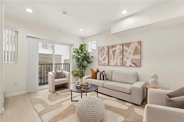 1409 N Hobart, Los Angeles, CA 90027