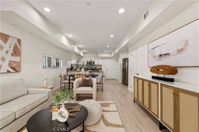 1409 N Hobart, Los Angeles, CA 90027