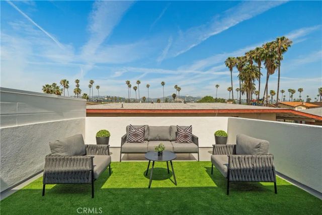 1409 N Hobart, Los Angeles, CA 90027