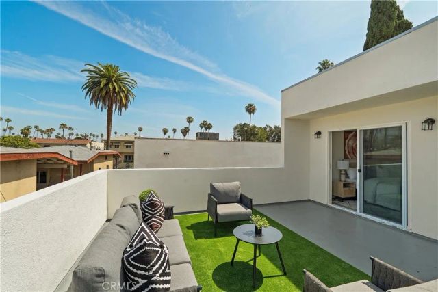 1409 N Hobart, Los Angeles, CA 90027