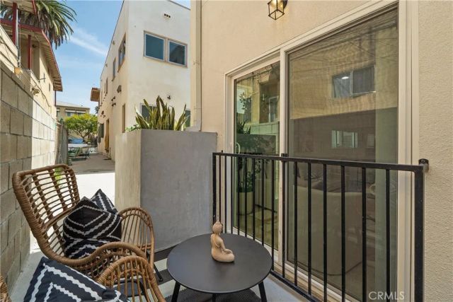 1409 N Hobart, Los Angeles, CA 90027