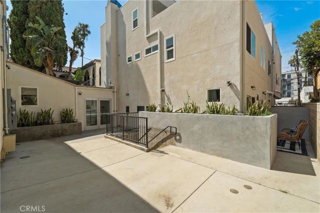 1409 N Hobart, Los Angeles, CA 90027