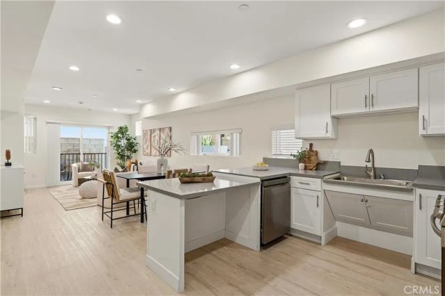 1409 N Hobart, Los Angeles, CA 90027