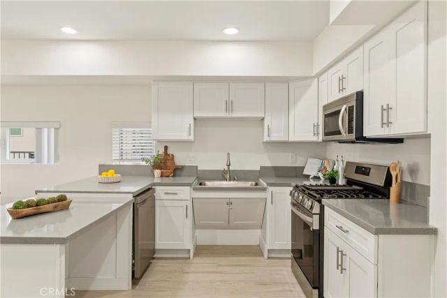 1409 N Hobart, Los Angeles, CA 90027