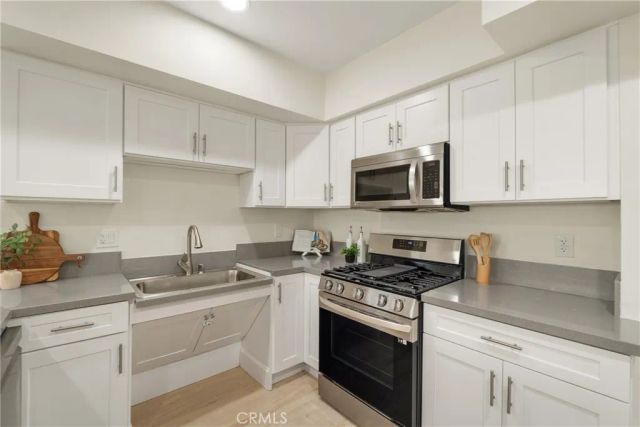 1409 N Hobart, Los Angeles, CA 90027