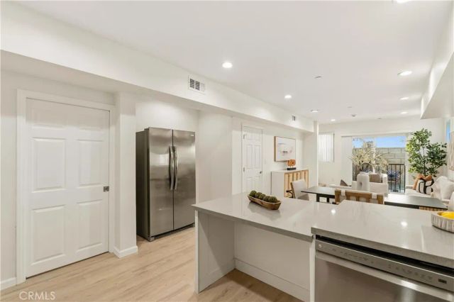 1409 N Hobart, Los Angeles, CA 90027