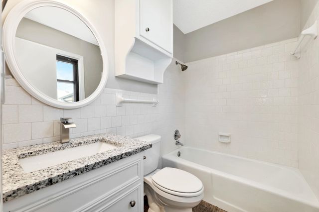 919 S Cypress St, Wichita, KS 67207