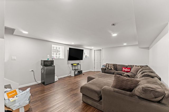 7651 S Cregier Avenue, Chicago, IL 60649