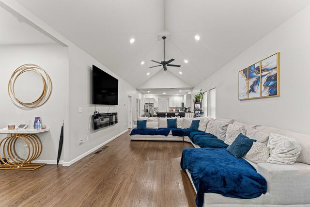 7651 S Cregier Avenue, Chicago, IL 60649