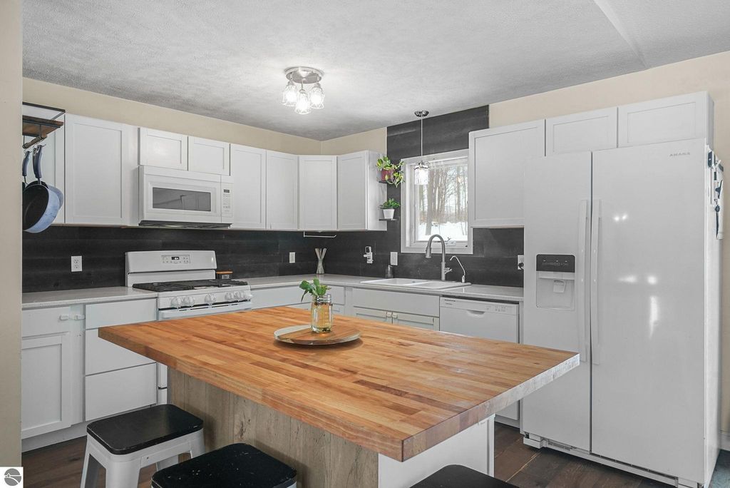 1967 Black Bark Lane, Traverse City, MI 49696