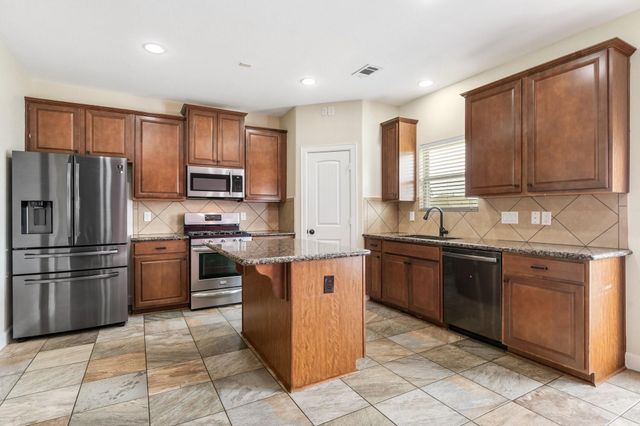 328 Country Crossing Circle, Magnolia, TX 77354
