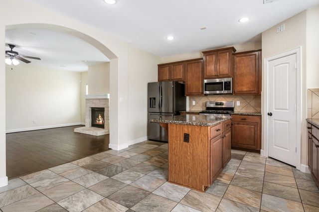 328 Country Crossing Circle, Magnolia, TX 77354