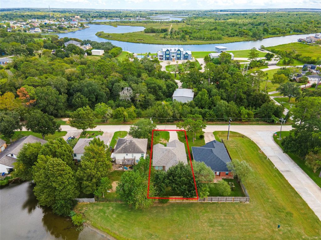 4337 Country Club Drive, Dickinson, TX 77539