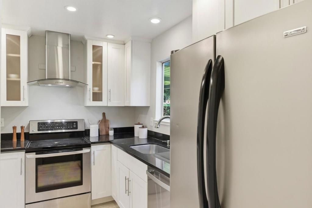 Image 6 of property listing at 2047 Montecito Avenue 2, Mountain View, CA 94043