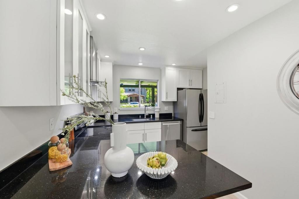 Image 8 of property listing at 2047 Montecito Avenue 2, Mountain View, CA 94043