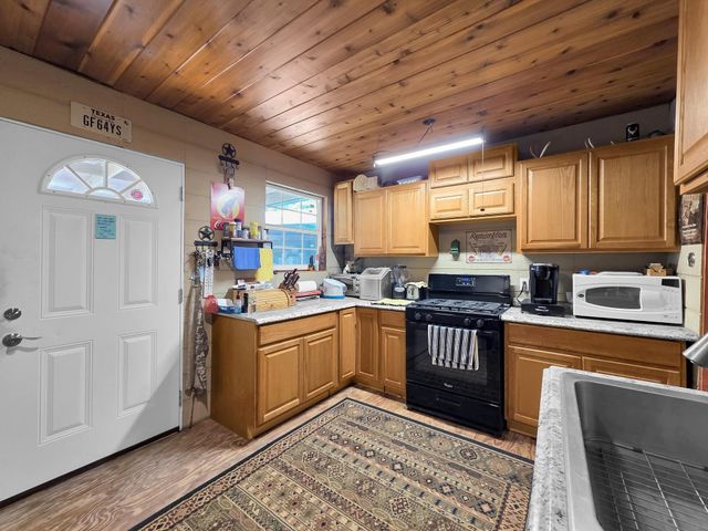 8323 County Road 292, Buffalo, TX 75831