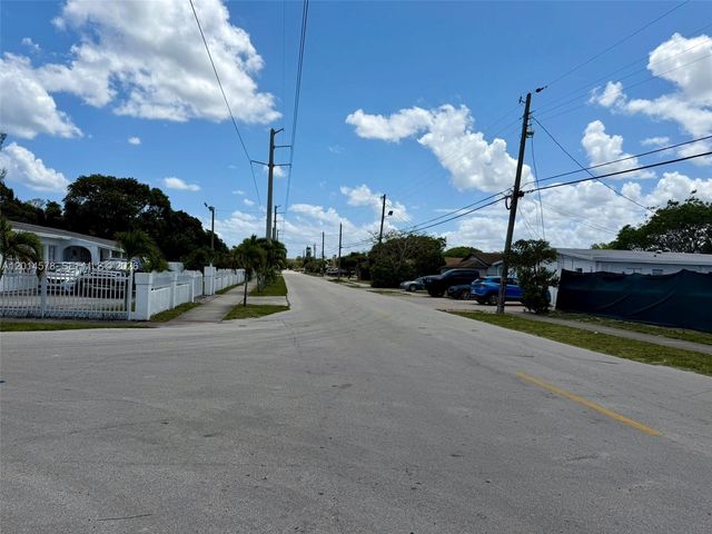 141 SW 2nd St, Deerfield Beach, FL 33441