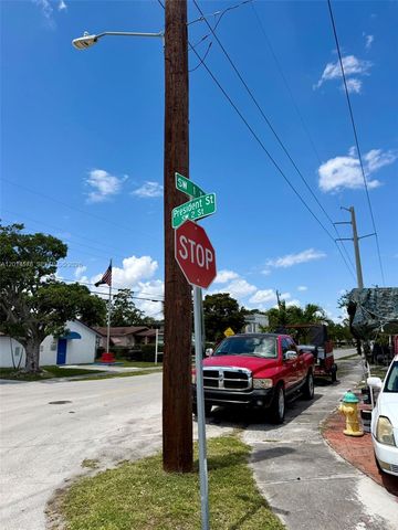 141 SW 2nd St, Deerfield Beach, FL 33441