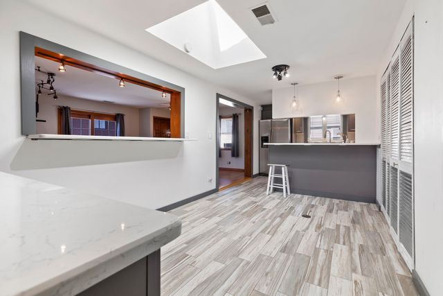 10016 Harnew Road, Oak Lawn, IL 60453