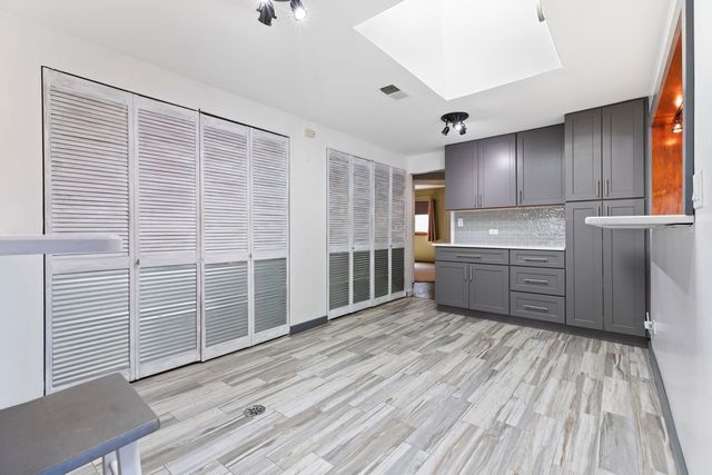 10016 Harnew Road, Oak Lawn, IL 60453