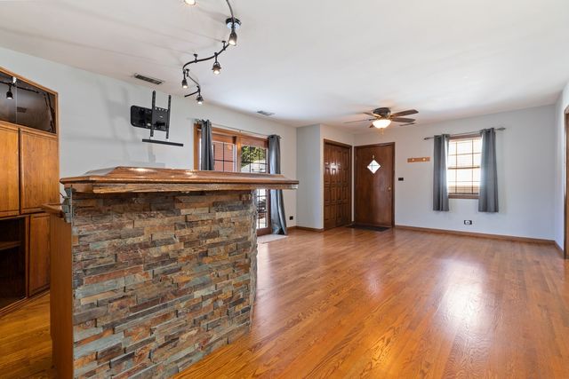 10016 Harnew Road, Oak Lawn, IL 60453