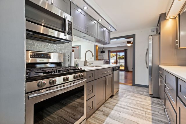 10016 Harnew Road, Oak Lawn, IL 60453