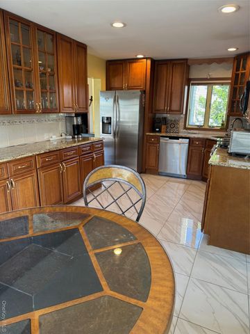 729 S 9th Street, Lindenhurst, NY 11757