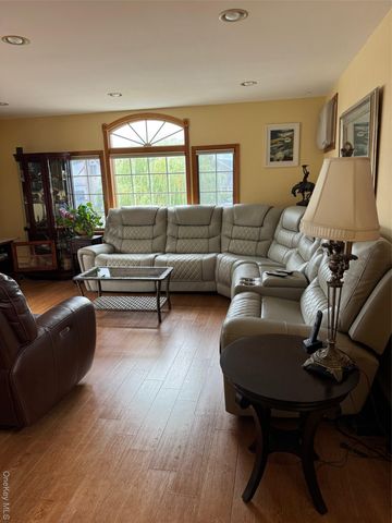 729 S 9th Street, Lindenhurst, NY 11757