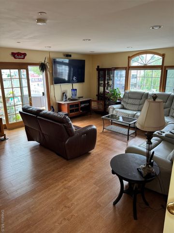 729 S 9th Street, Lindenhurst, NY 11757