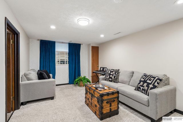 5004 N 103rd Street, Omaha, NE 68134
