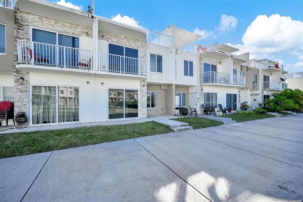 Image 2 of property listing at 25874 SW 139th Ct, Homestead, FL 33032