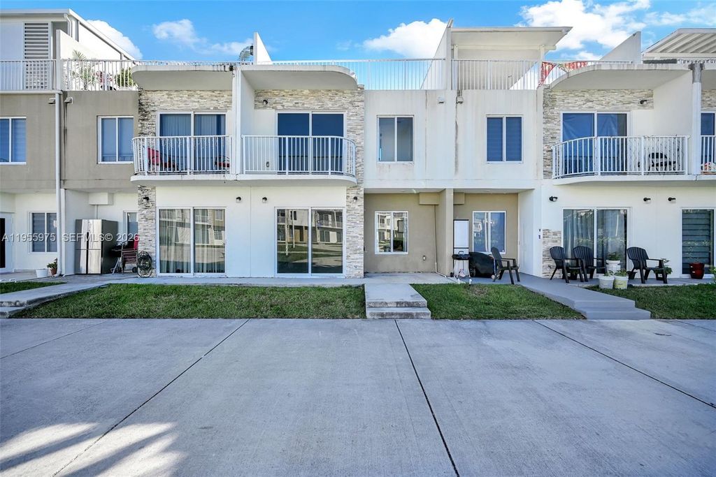 Image 3 of property listing at 25874 SW 139th Ct, Homestead, FL 33032