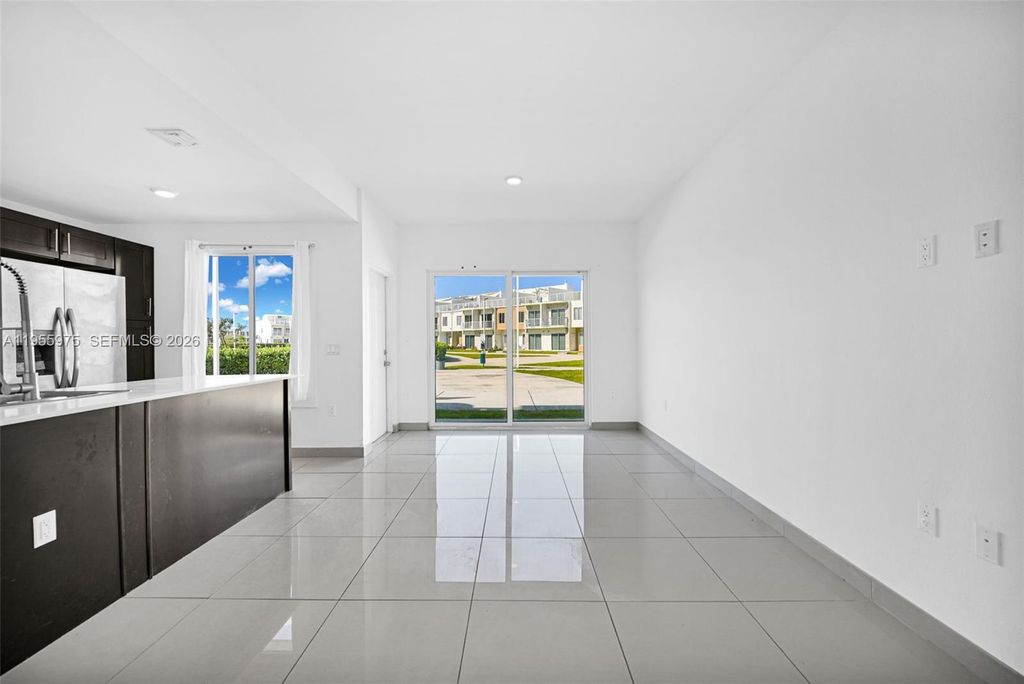 Image 5 of property listing at 25874 SW 139th Ct, Homestead, FL 33032