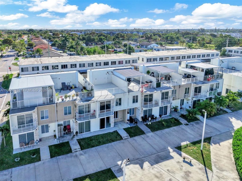 Image 54 of property listing at 25874 SW 139th Ct, Homestead, FL 33032