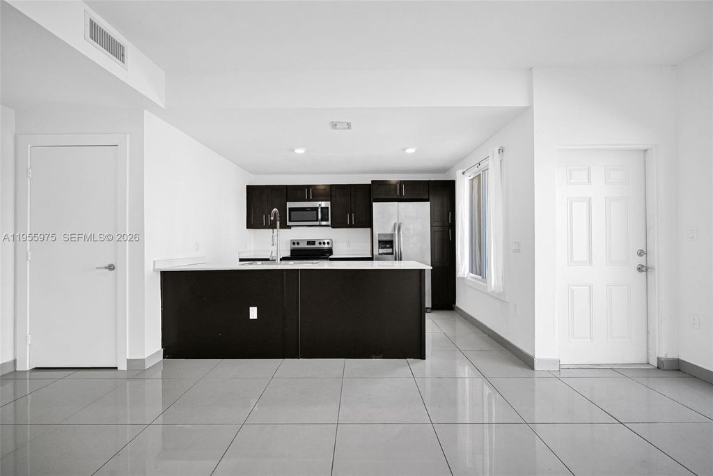 Image 8 of property listing at 25874 SW 139th Ct, Homestead, FL 33032