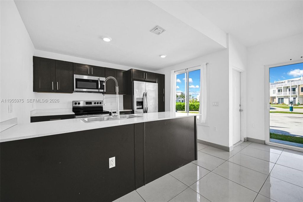 Image 9 of property listing at 25874 SW 139th Ct, Homestead, FL 33032