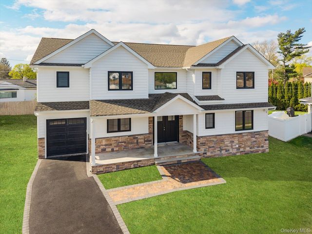 10 Faye Court, Plainview, NY 11803