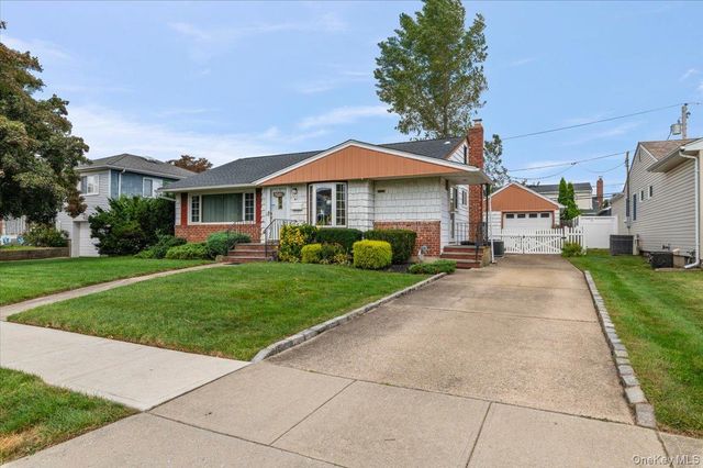 41 Cornell Lane, Hicksville, NY 11801