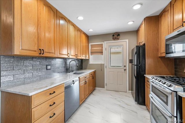 41 Cornell Lane, Hicksville, NY 11801