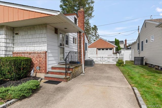 41 Cornell Lane, Hicksville, NY 11801