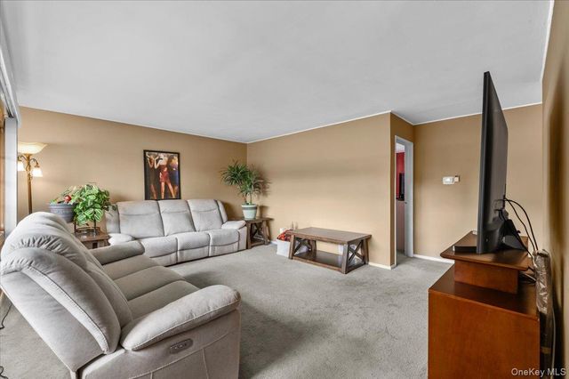 41 Cornell Lane, Hicksville, NY 11801