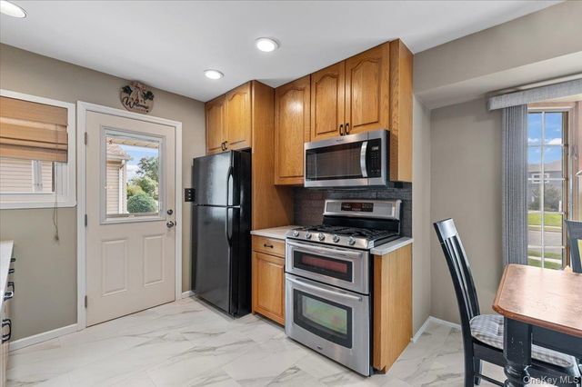 41 Cornell Lane, Hicksville, NY 11801