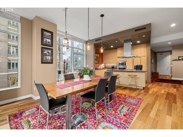 949 Nw OVERTON St 301, Portland, OR 97209