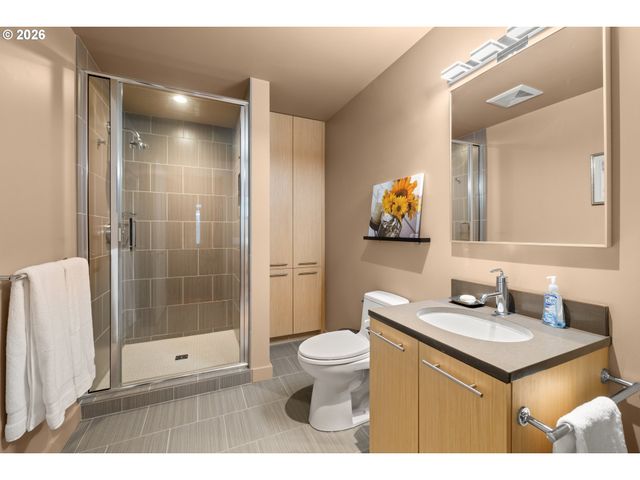 949 Nw OVERTON St 301, Portland, OR 97209