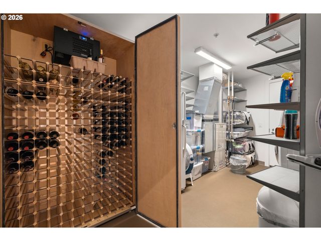 949 Nw OVERTON St 301, Portland, OR 97209