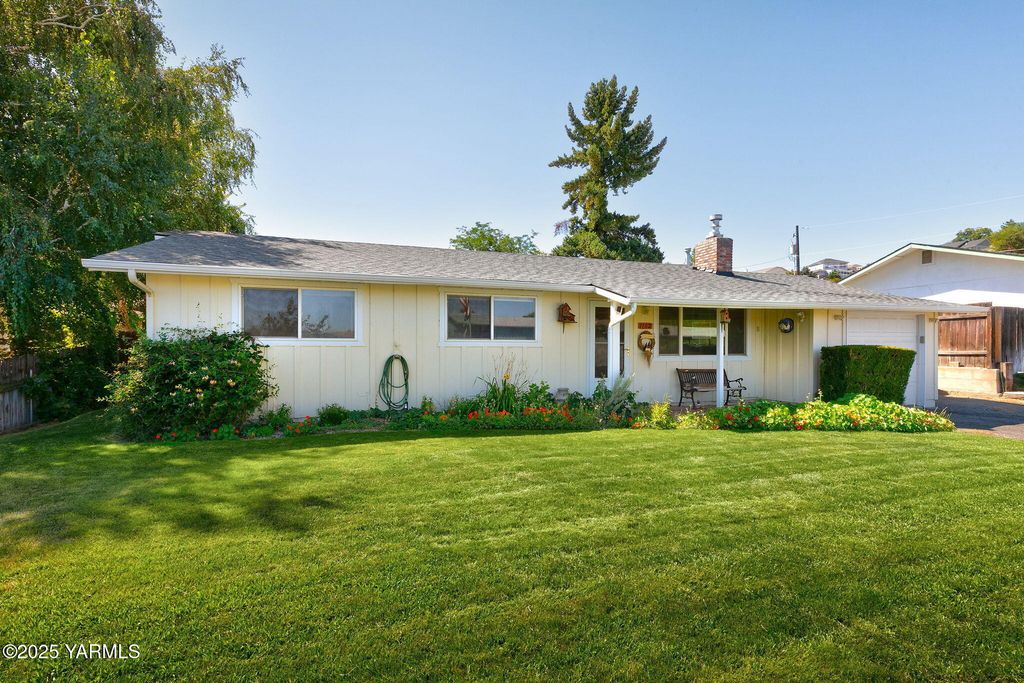 W 1102 Naches Ave, Selah, WA 98942