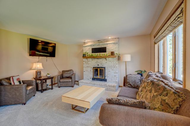 922 Ridge Pass, Hudson, WI 54016