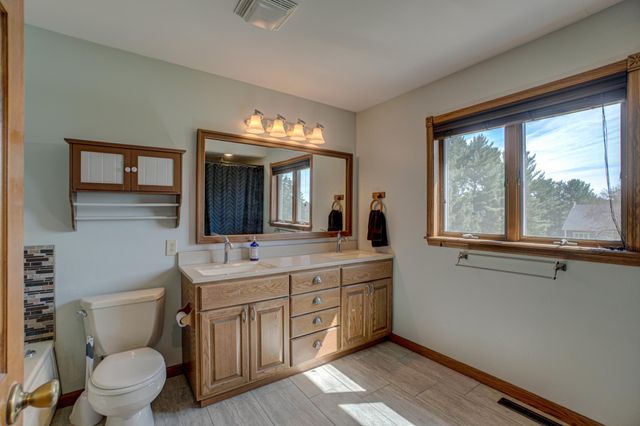 922 Ridge Pass, Hudson, WI 54016