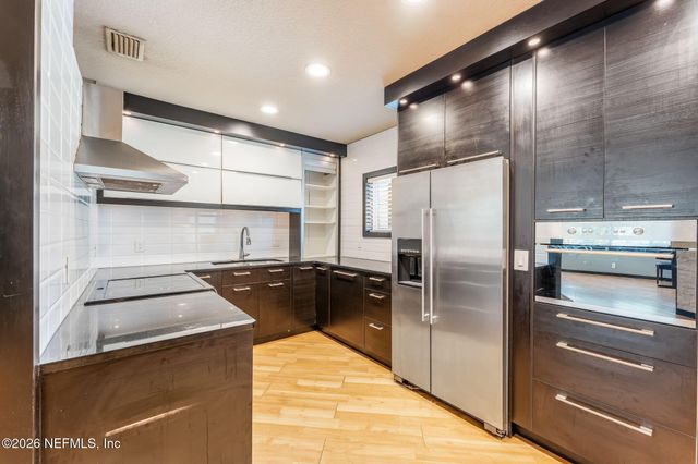 1800 THE GREENS Way 609, Jacksonville Beach, FL 32250