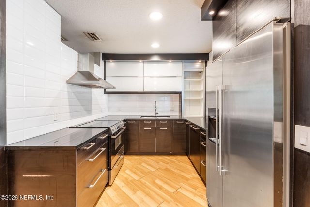 1800 THE GREENS Way 609, Jacksonville Beach, FL 32250